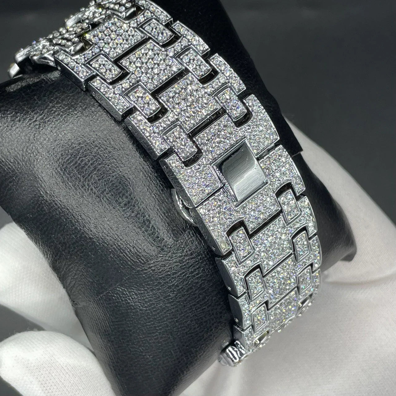 32mm Iced Out  LuxGlow™ Stones Round Timepiece - Stainless Steel Men's Watch